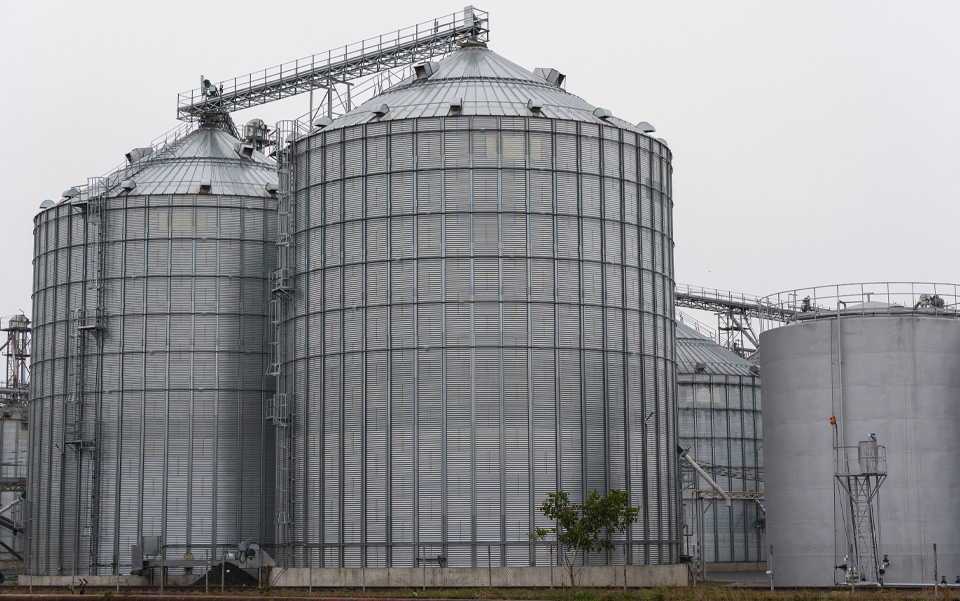Pneumatic transfer line for mixing and packaging food ingredients and flavourings at the outlet of the atomisation tower