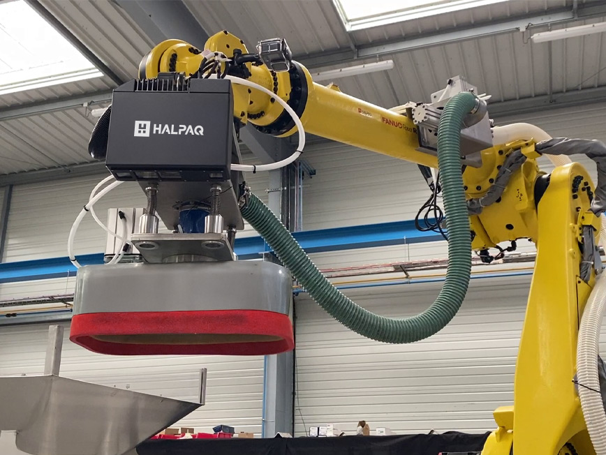Robotic bag palletiser with zoom arm and suction cup
