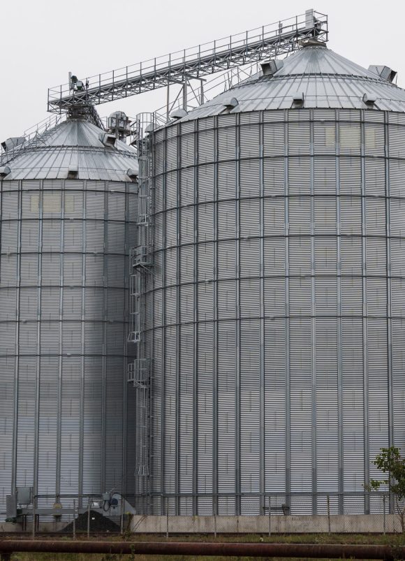 Pneumatic transfer line for mixing and packaging food ingredients and flavourings at the outlet of the atomisation tower