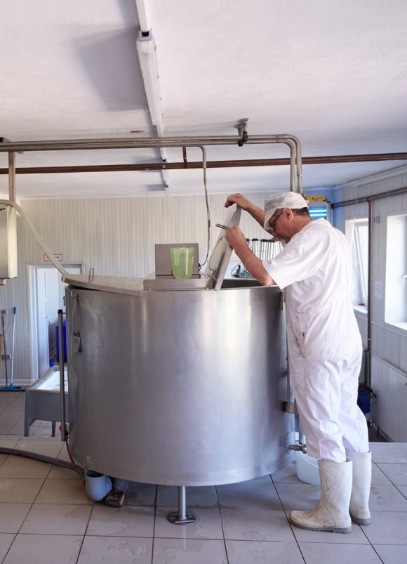 Automatic hygienic bagging machine with CIP for dehydrated yeast